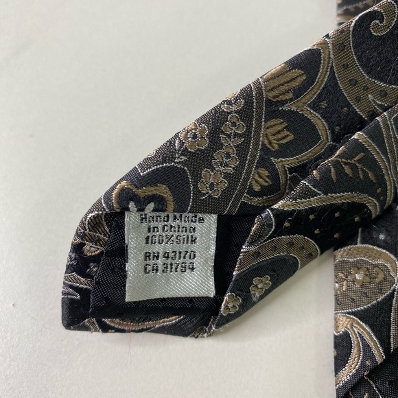 Geoffrey Beene 100% silk necktie - Picture 3 of 3